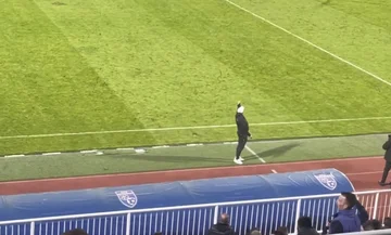 Leichte Fans, die gegen Priština gekreuzt wurden, gesperrt und gevilt Trainer Ismet Munishi