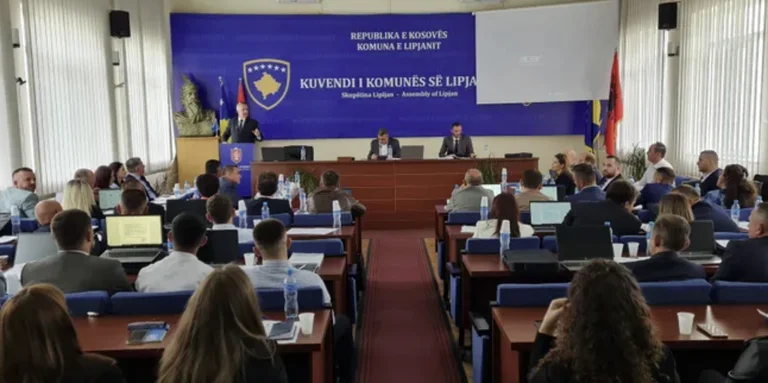 Asamblistët e larguar nga VV-ja në Lipjan përplasen me të palarguarit: Imri Ahmeti ndërhyn me një ofertë