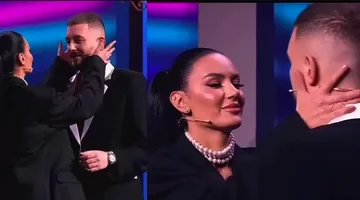 Snow invité au spectacle de Donald fait le même acte que l'acteur quand il l'a embrassé dans le BB. VIP
