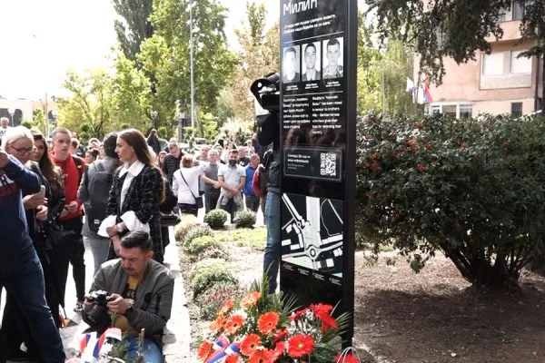 Serbët provokojnë sërish, përurojnë sheshin me me flamur gjigant afër urës së Ibrit