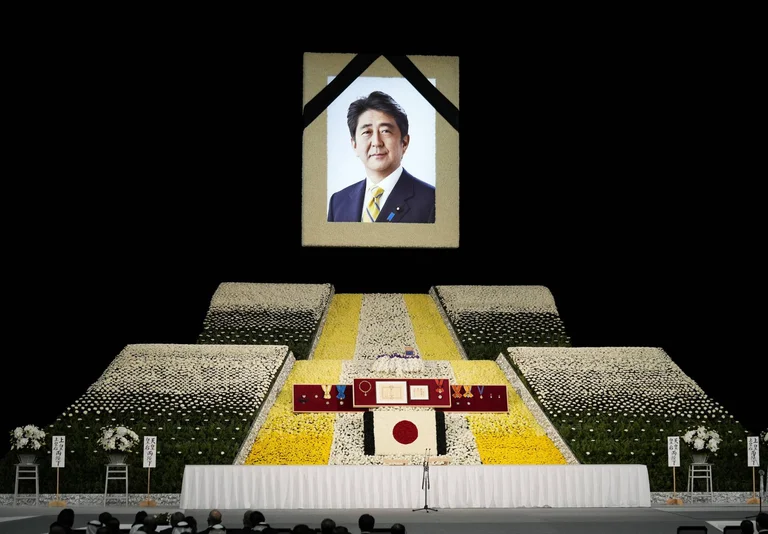 Mes protestash varroset Shinzo Abe, Kurti pjesë e ceremonisë