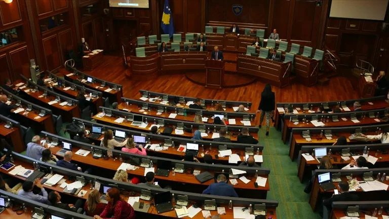 Opozita kërkon që grevistëve mos t`u ndalen pagat|Video