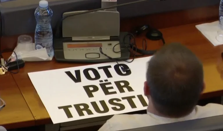 Në pritje të vendimit për 30%, vlera e Trustit bie