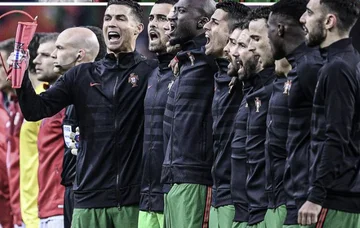 Haben Sie die Geste von Ronaldo mit Portugal Staatsangehörigen bemerkt, warum macht er das immer?