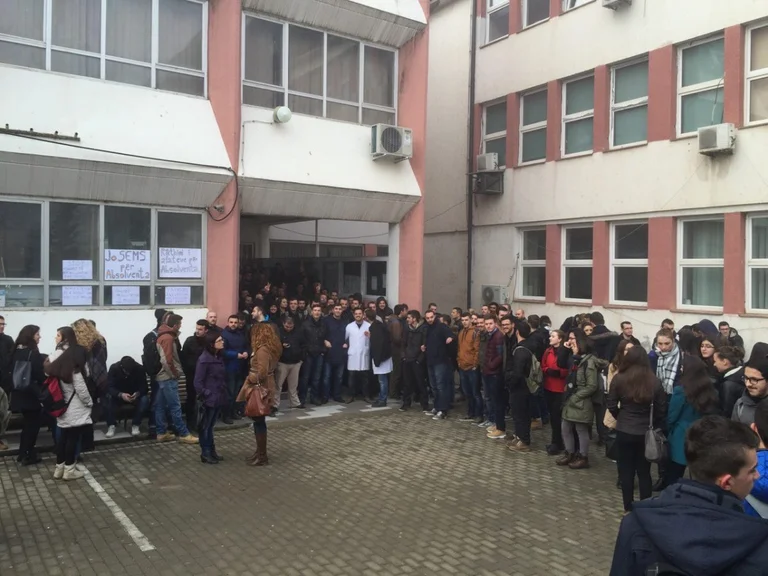 Mjekët po ikin, por drejtimi më i kërkuari në Kosovë nga studentët është mjekësia