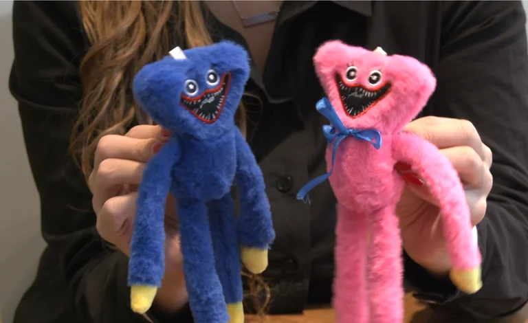 Prindërit kërkojnë të largohet nga tregu lodrën “Huggo Wuggy”