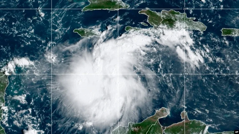 Furtuna tropikale Ian forcohet ndërsa lëviz drejt Kubës dhe Floridas