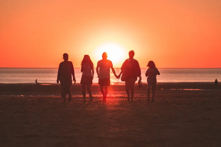 Të rinjtë shqiptarë që jetojnë me familjet, më të paktë se serbët e grekët