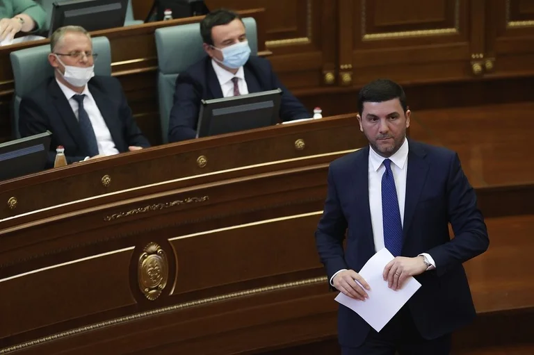 Krasniqi: Albin Kurti i mbylli shkollat për nxënës, por i hapi për zgjedhje të VV-së