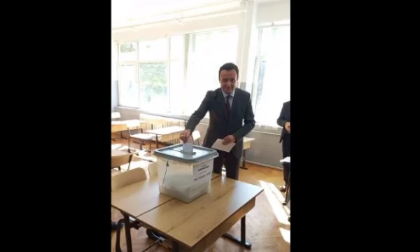Zgjedhjet e VV’së, Kurti hedh votën: Urime e gëzuar të gjithëve