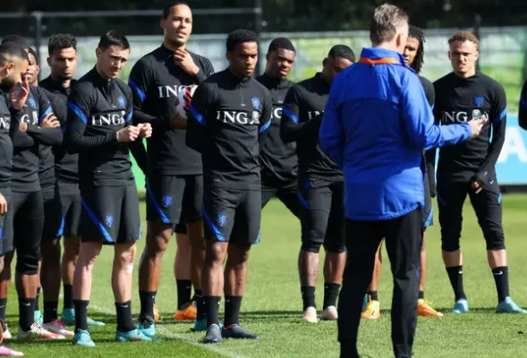 Van Dijk tregon një lojtar të ri që është më i mirë se ai në mbrojtje