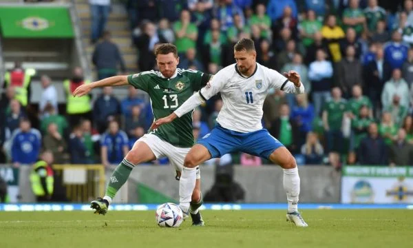 Kosova e ‘lëshon bajrakun’ krejt në fund – Irlanda e Veriut triumfon me golin e Magennis