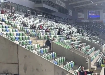 Alle gesetzt für Nordirland Spiel Kosovo, Stadion gefüllt