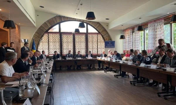 Mbledhja në Pejë – Kryetarët e komunave shprehën pakënaqësi, Kurti: Do të takohemi më shpesh