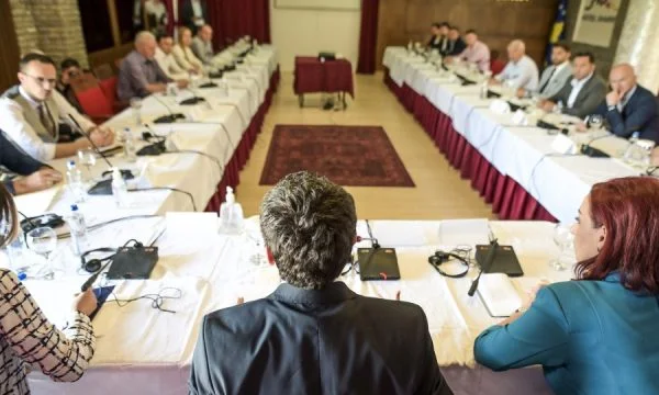 Kurti mbledh sot krerët e Komunave në Pejë
