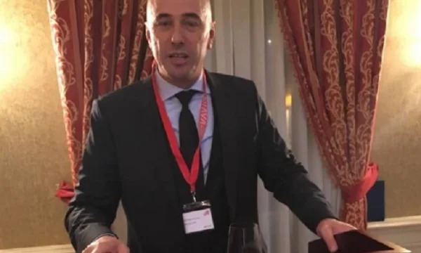 Mërgimtari zotohet: Të nisë mësimi, ua paguaj nga 100 euro mësuesit e fshatit tim