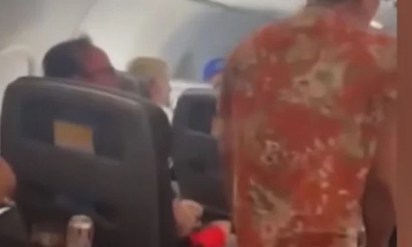 33-vjeçari sulmon me grushte stjuardin në avion