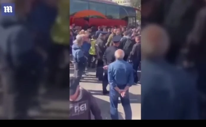 Rrënqethëse, vajza ruse qan pandalur derisa babai i saj rekrutohet për të luftuar në Ukrainë