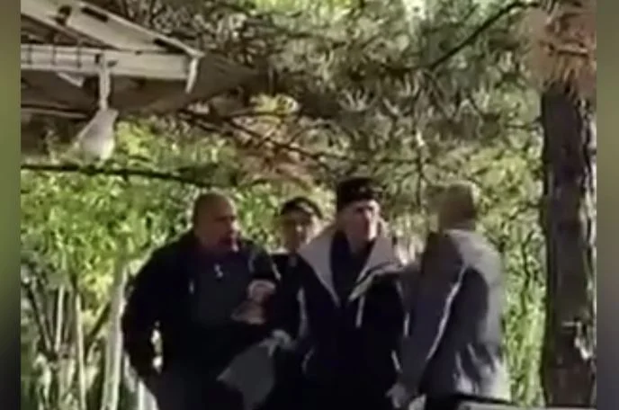 Disa të moshuar përleshen fizikisht tek Fontana në Prishtinë