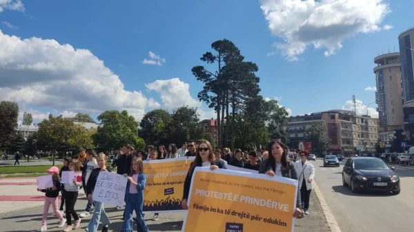 Proteston Gjakova: “Neither Unions nor Governments, except with Children”
