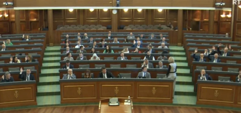 Nuk kalon rezoluta e PDK-së për grevat
