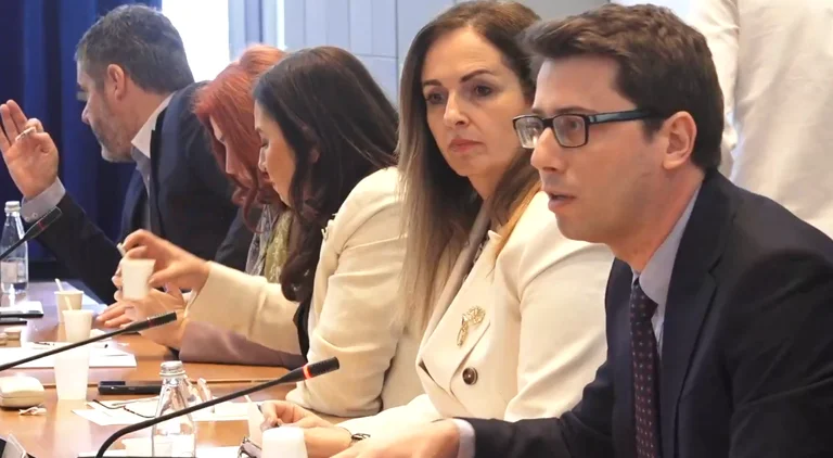 Hekuran Murati krijon ‘gjallni’ në Komision: E bën hallakamë me akuzat ndaj Ymer Ymerit