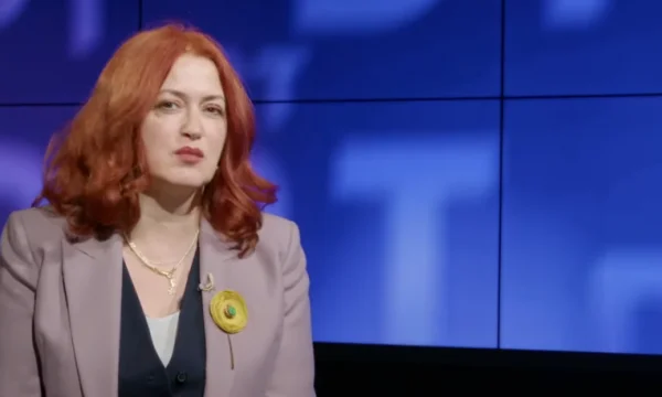 Hoxha: Kurtit i ka mbetur një zhig, prandaj flet kaq shpesh për luftë