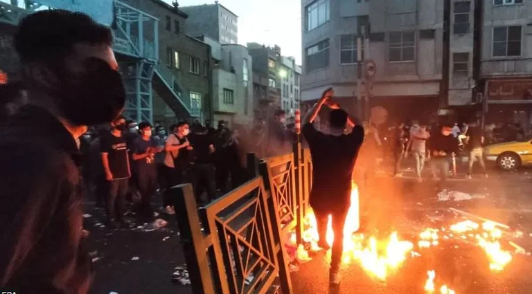 Trazira mes protestueve dhe policëve në Iran