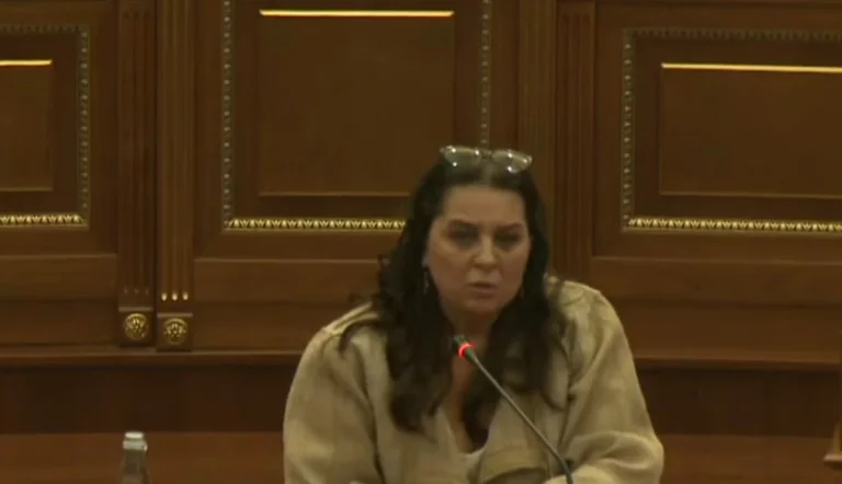 Dumoshi s’e duron Golën e VV’së: Mbylle gojën – E ndërprenë fjalën dhe dëgjohet përplasje e ashpër te ulëset
