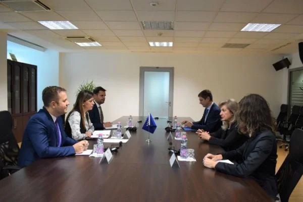 Haxhiu me kryetaren e Gjykatës Speciale në ministri: Mediat njoftohen pasi kryhet takimi