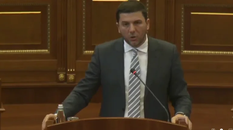 Kurti e VV e injoruan, Memli Krasniqi shpreh konsideratë për deputeten Vasfije Krasniqi