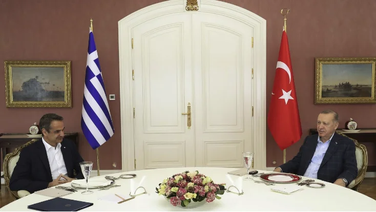 Të huaj në një tavolinë: Erdogan dhe Mitsotakis nuk e shikuan njëri-tjetrin gjatë takimit