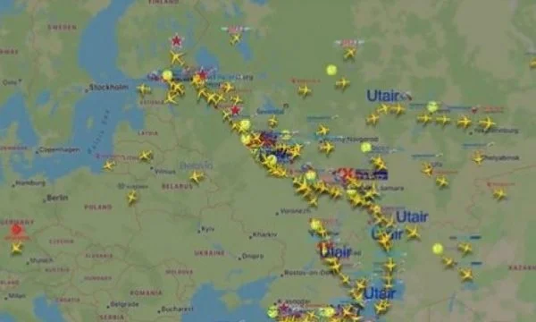 Qielli mbushet me aeroplanë rusë duke bartur njerëz që ikin nga Rusia
