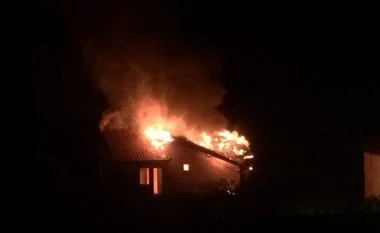 Merr flakë një banesë në Tiranë, vdes një grua