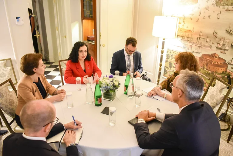 Presidentja Osmani dhe Donika Gërvalla takohen me Stoltenberg, flasin për anëtarësimin në BE dhe NATO