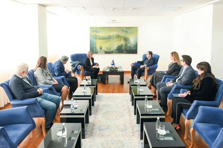 El gobierno anuncia la reunión de Kurt con Flocken y Jasharain: Estamos comprometidos con el diálogo.