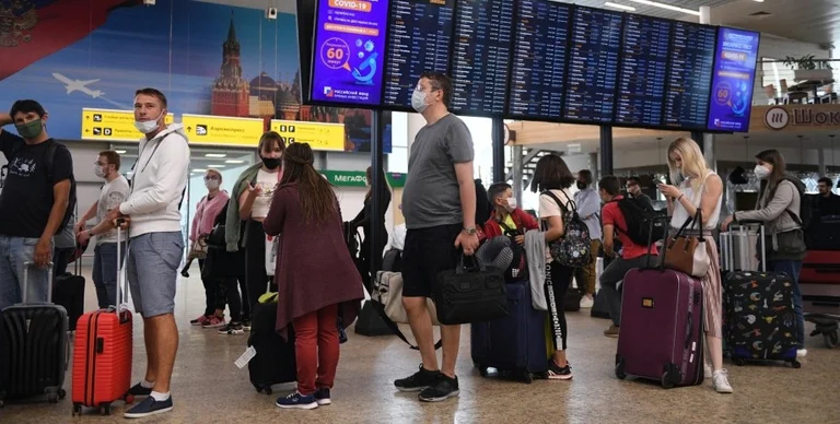 Rusët po largohen: Shpërthejnë biletat njëdrejtimëshe jashtë vendit pas njoftimit për mobilizim