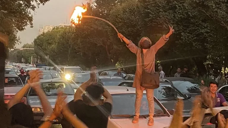 Trazira në Iran: Gratë djegin shamitë e tyre gjatë protestave kundër hixhabit