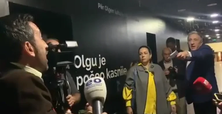 E paprecedent: Dimal Basha i shkon prapa Rrahman Jasharajt në korridorin e Kuvendit dhe i pisket (Video)