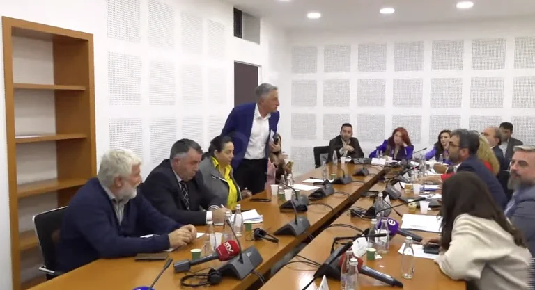 Momenti në 3 fotografi: Rrahman Jasharaj s’do ta dëgjojë Dimal Bashën – lëshon mbledhjen