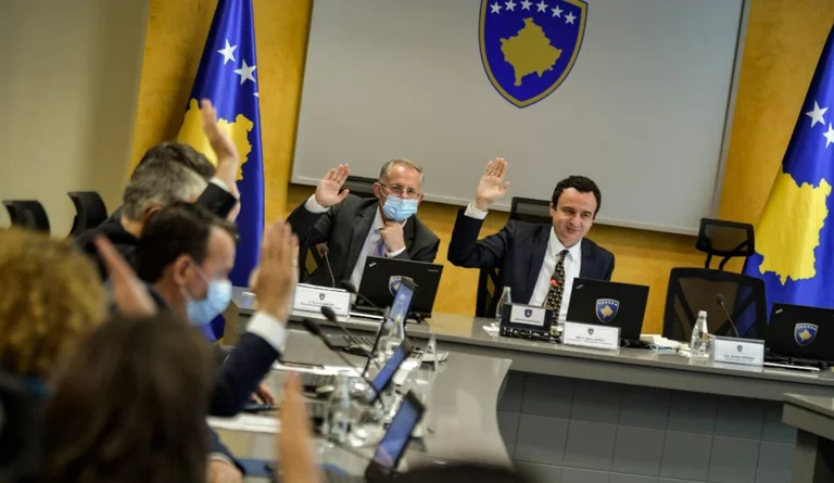 Qeveria merr vendim të shtyjë deri më 31 tetor afatin për ndërrimin e tabelave paralele në ato RKS