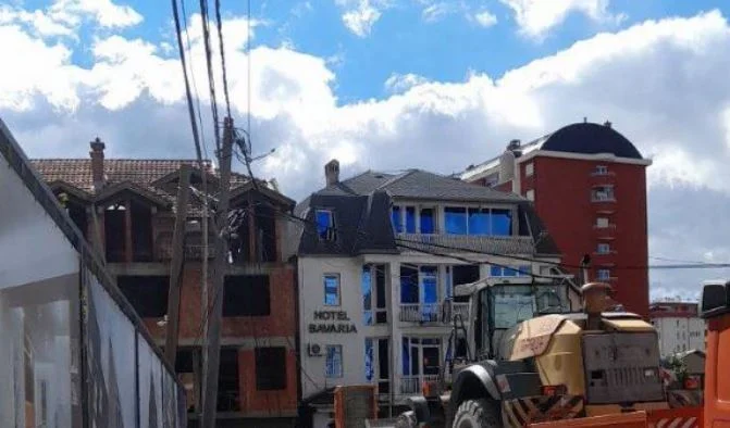 Electric column falls on a Pristina street, car narrows escape