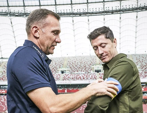 Shevchenko dona Lewandowski al nastro di bandiera del capitano in Ucraina, lo porterà alla Coppa del Mondo