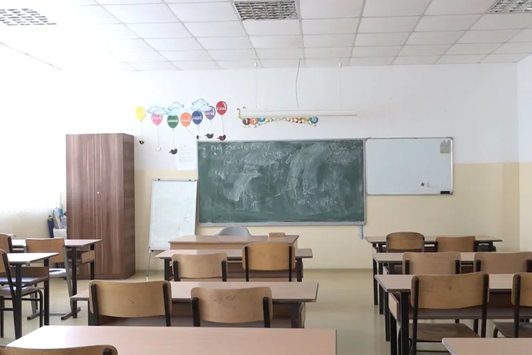 Istog: Hyjnë me forcë në shkollë për të vjedhur televizorin