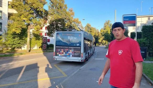 Schweiz: Albanisch wird ein Held, rettet eine Person, während sie von 20 Hooligans geschlagen wird