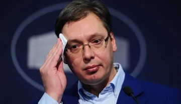 Vuçiq paralajmëron dorëheqjen nga posti i presidentit pas tensioneve në Serbi