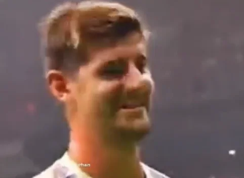 Atleticos fans provoked Courto, he closed his mouth with this action.