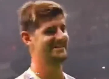 Atleticos Fans provozierten Courto, er schloss seinen Mund mit dieser Aktion.