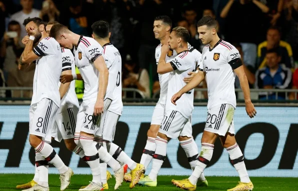 The staff and Man United players were badly poisoned by food, 12 of them in serious condition
