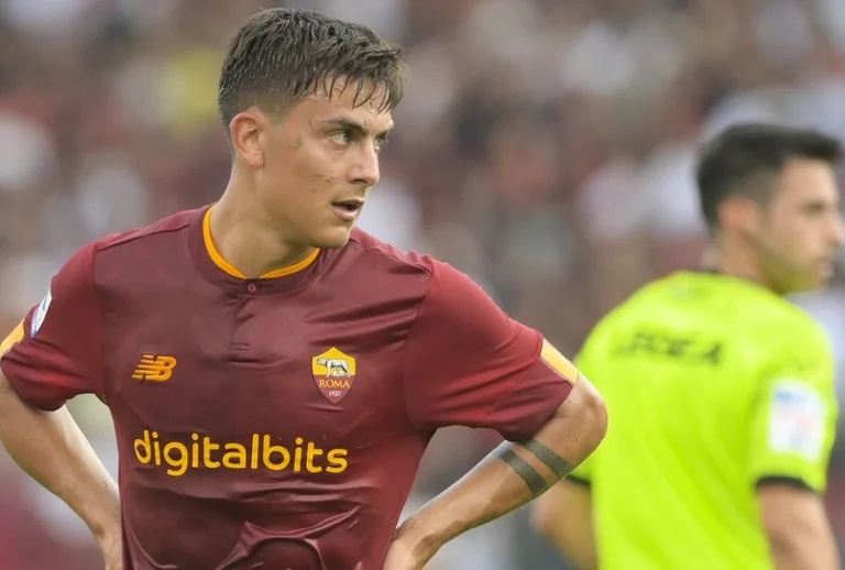 The Dybala takes a hug from Mourinho, gets hurt just before the Alanta fight starts.